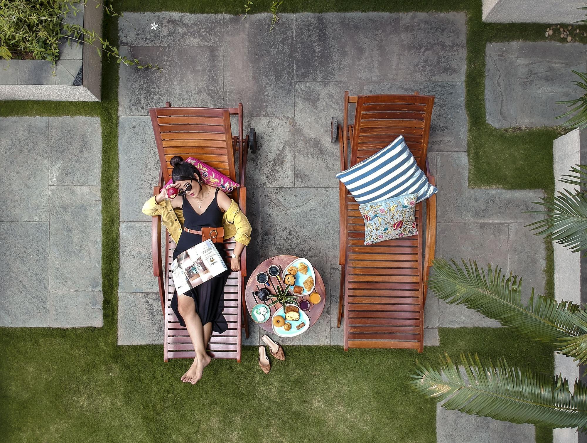 Hyatt Centric Mg Road Бангалор Екстериор снимка A woman relaxing on a deck chair