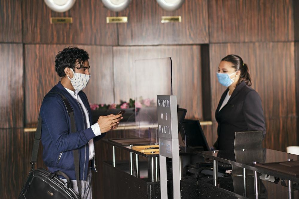 Hyatt Centric Mg Road Бангалор Екстериор снимка A hotel guest checking in at a hotel reception desk