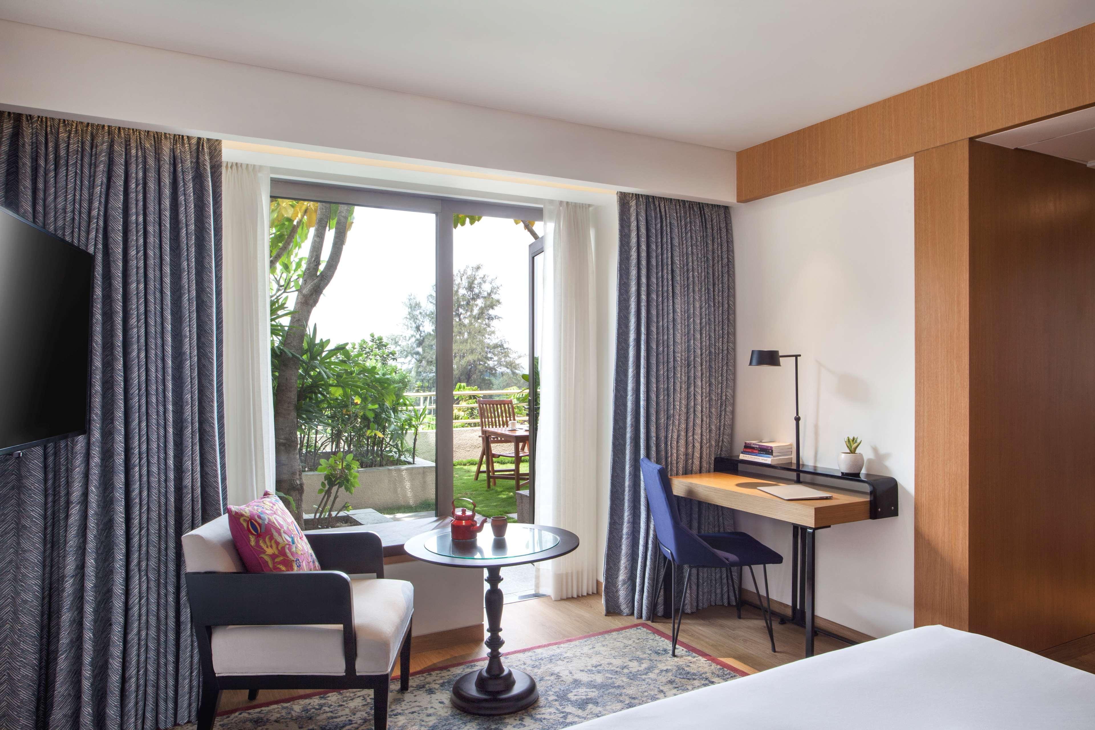 Hyatt Centric Mg Road Бангалор Екстериор снимка A room at the hotel