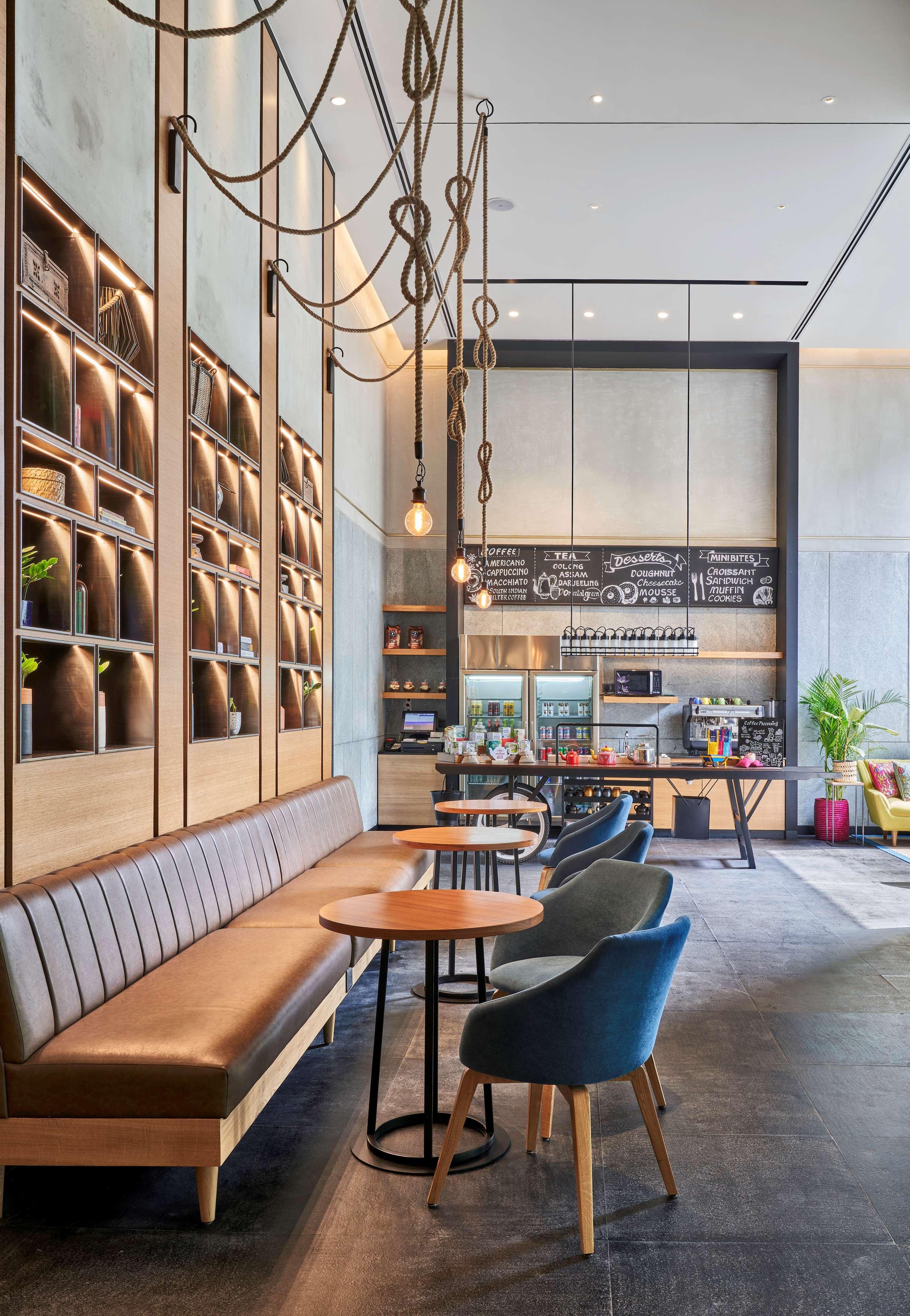 Hyatt Centric Mg Road Бангалор Екстериор снимка The lounge at the airport