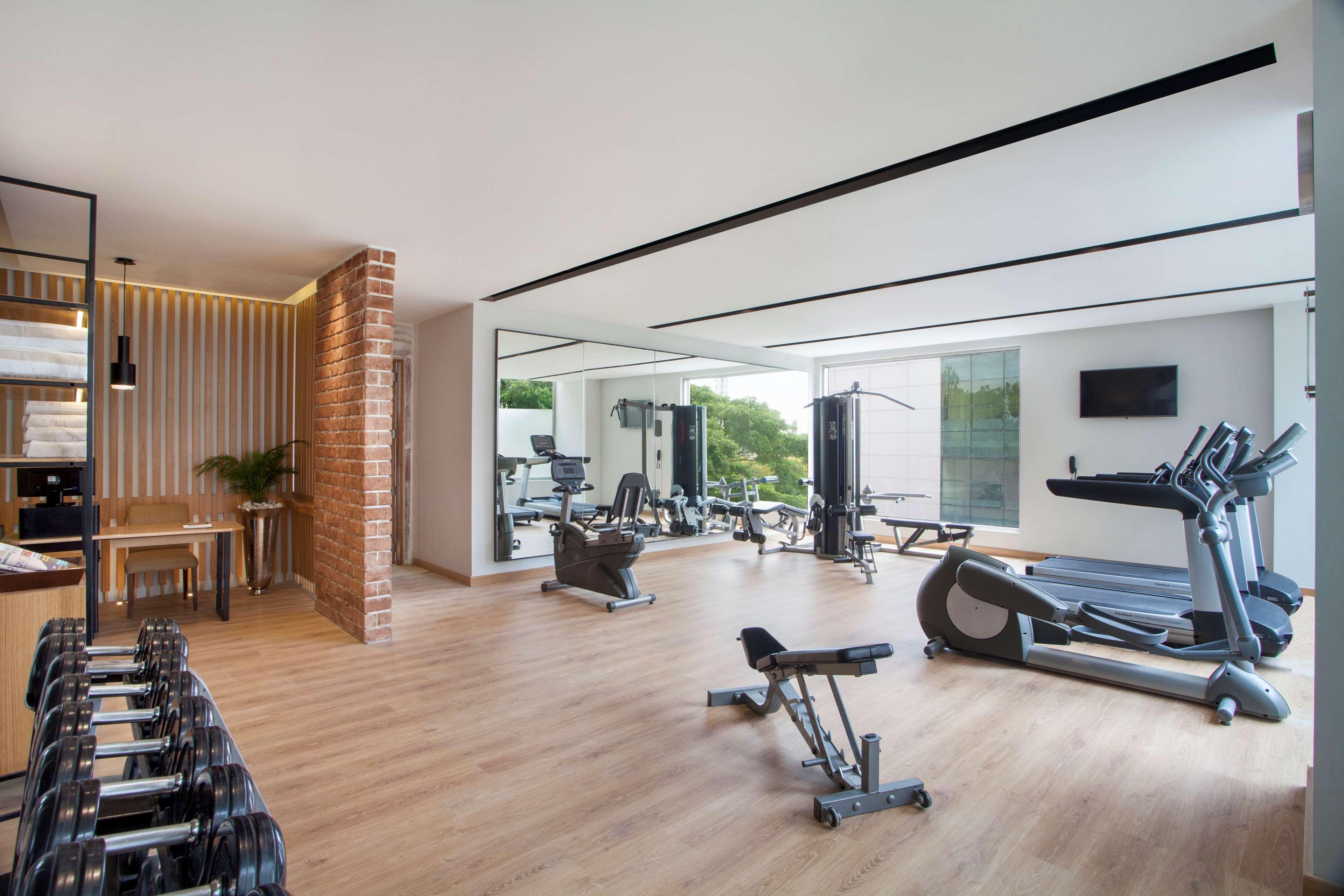 Hyatt Centric Mg Road Бангалор Екстериор снимка The gym at the hotel