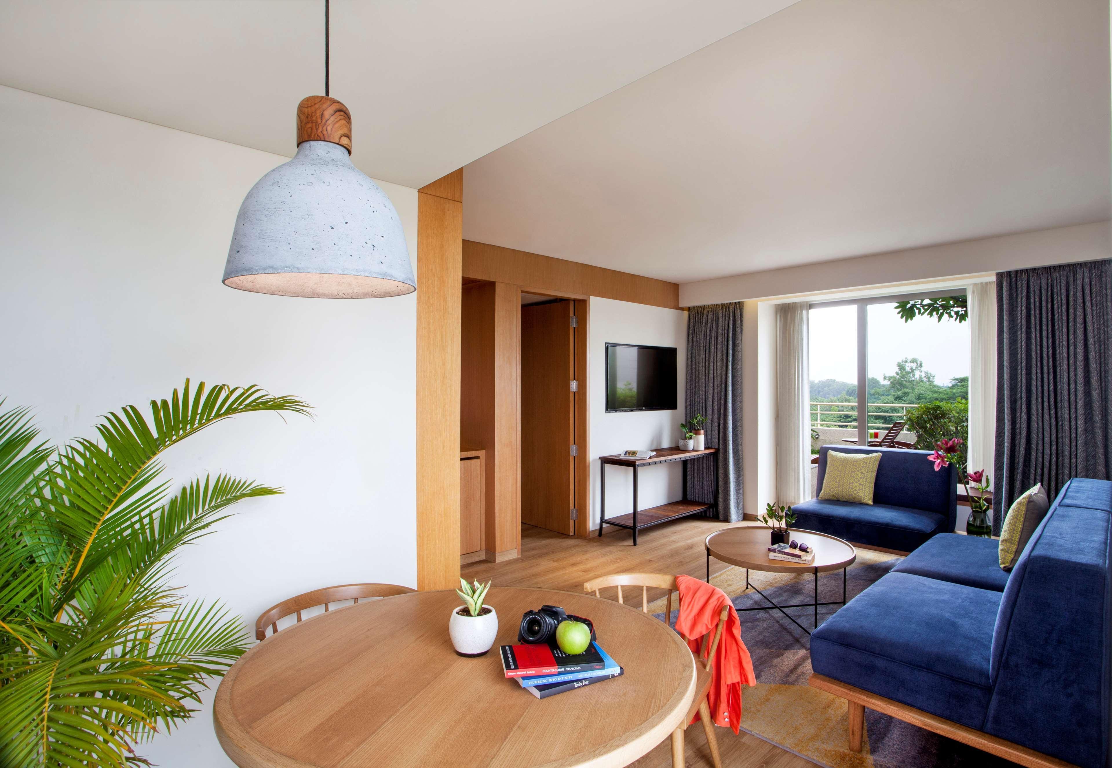 Hyatt Centric Mg Road Бангалор Екстериор снимка A suite at the Hotel