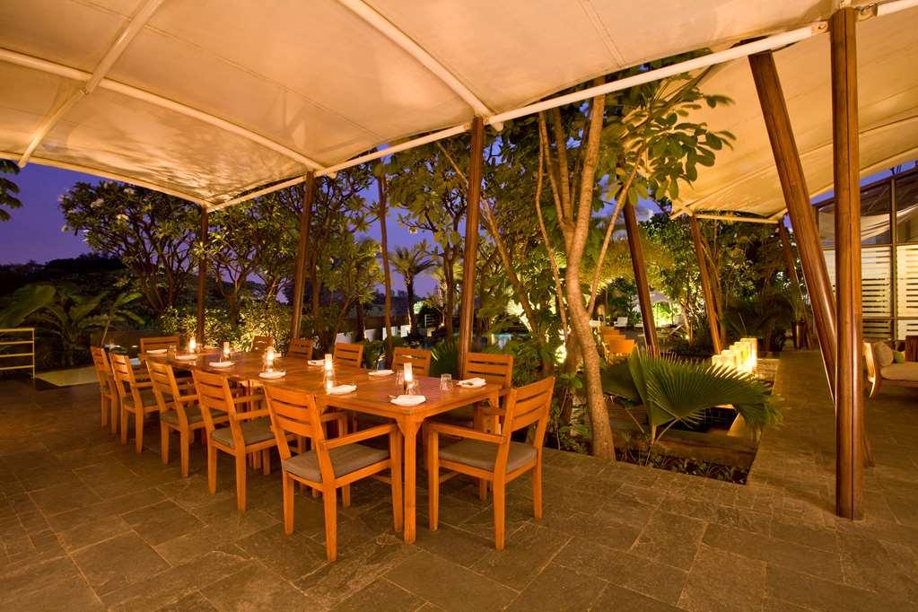 Hyatt Centric Mg Road Бангалор Екстериор снимка The Deck