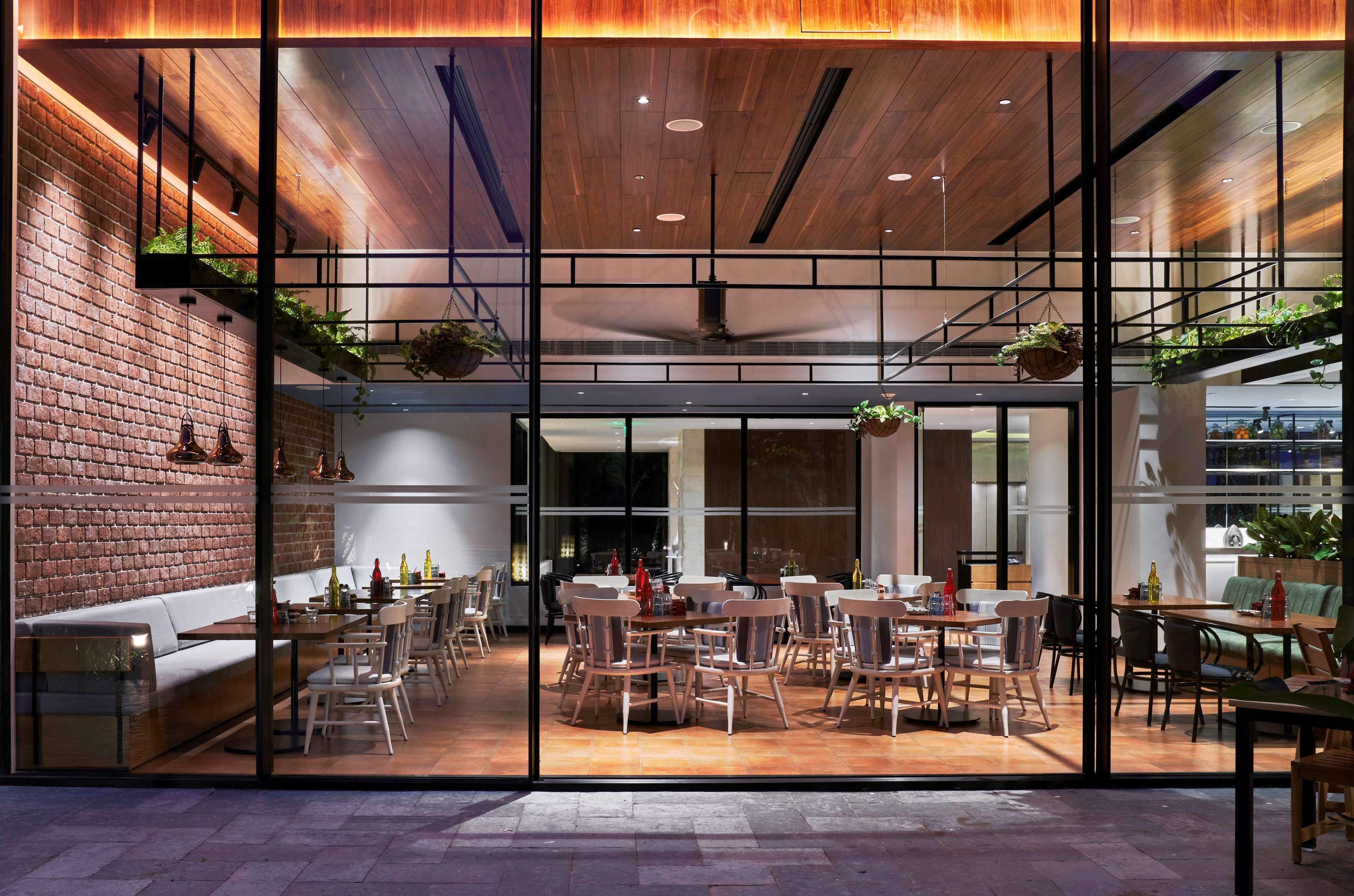 Hyatt Centric Mg Road Бангалор Екстериор снимка The interior of the restaurant