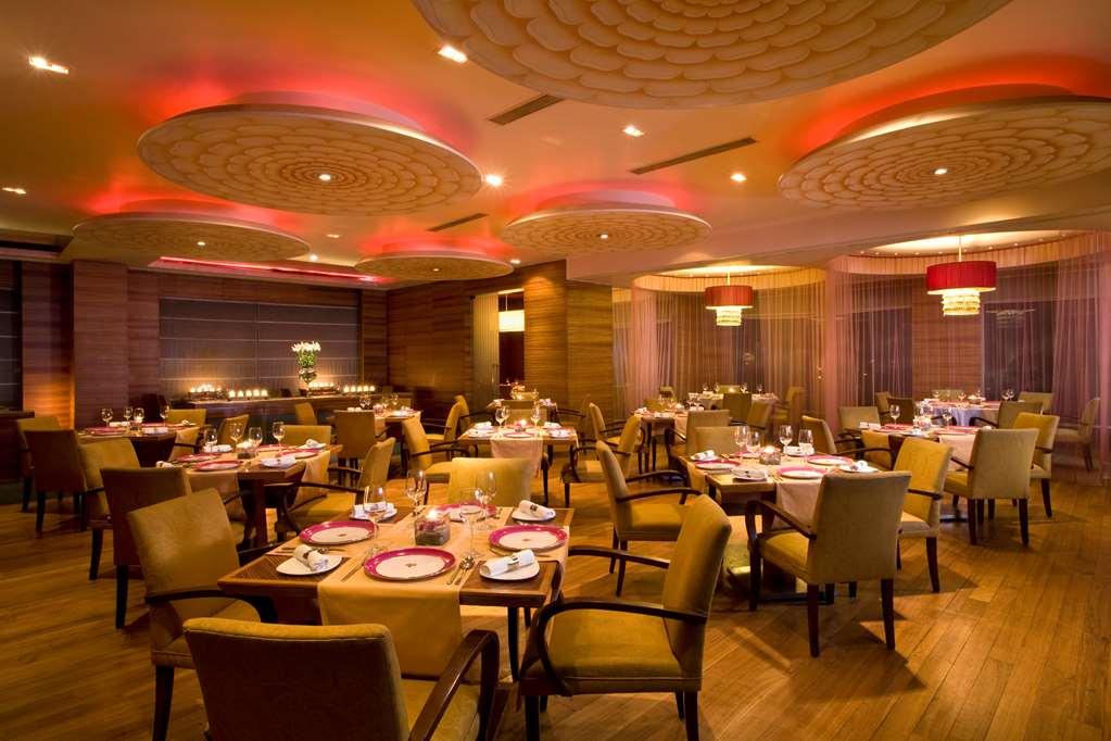 Hyatt Centric Mg Road Бангалор Екстериор снимка The interior of a restaurant