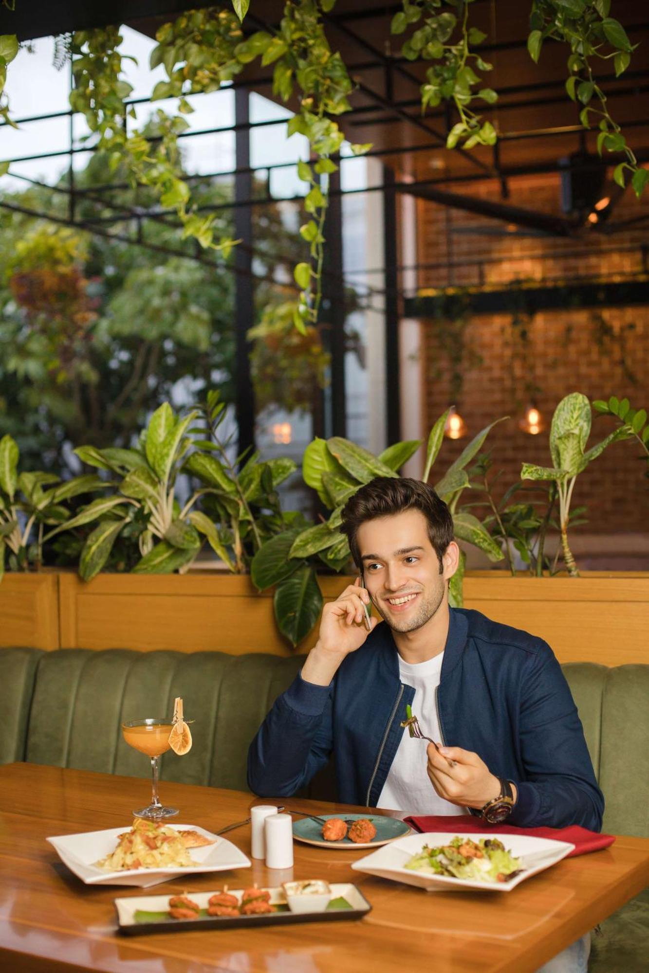 Hyatt Centric Mg Road Бангалор Екстериор снимка A man on a phone call