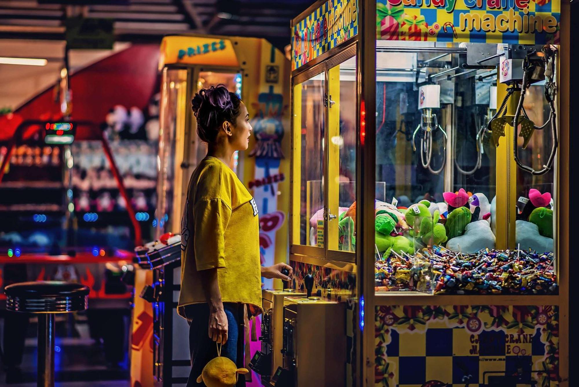 Hyatt Centric Mg Road Бангалор Екстериор снимка A woman playing a crane game in Japan