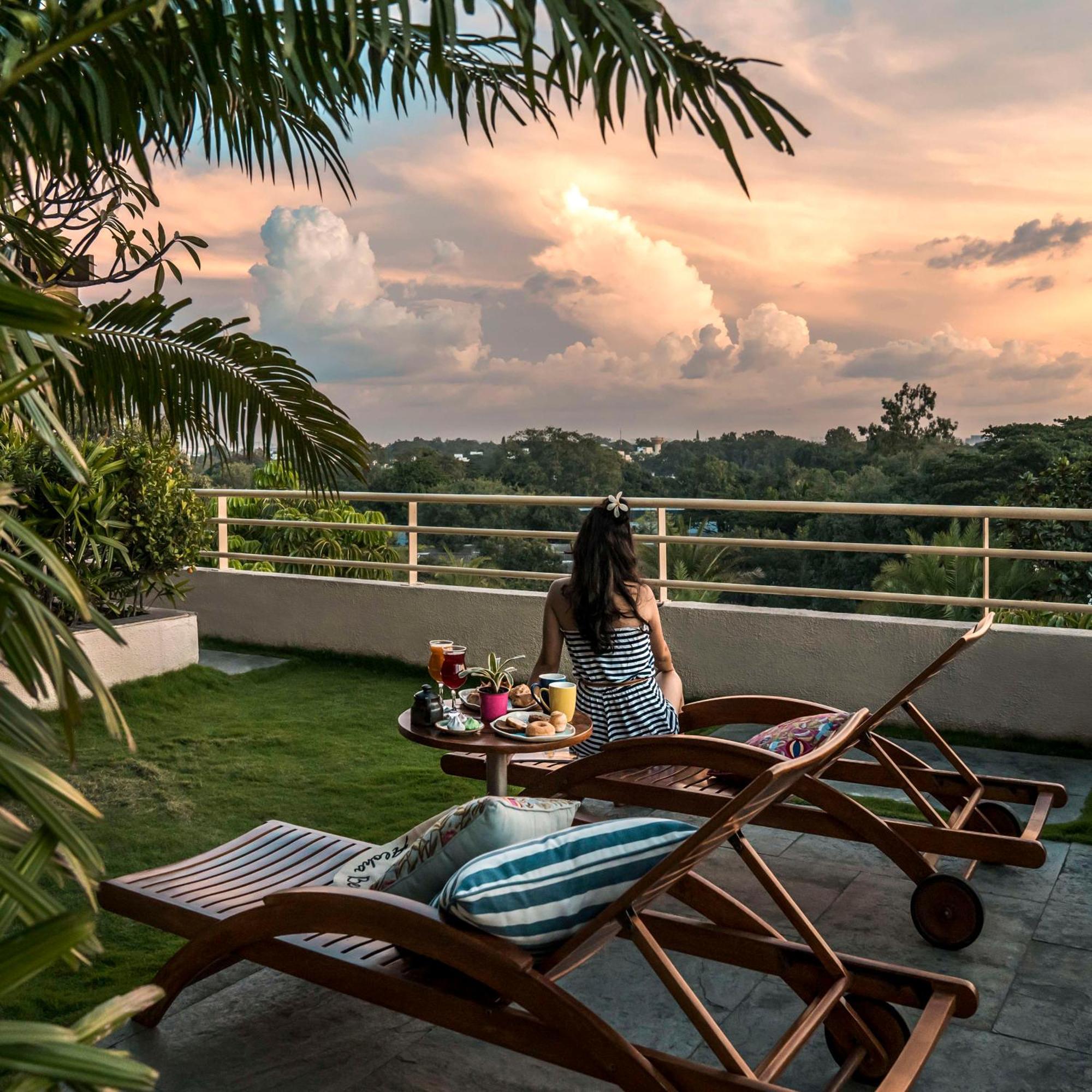 Hyatt Centric Mg Road Бангалор Екстериор снимка Rooftop view of the hotel