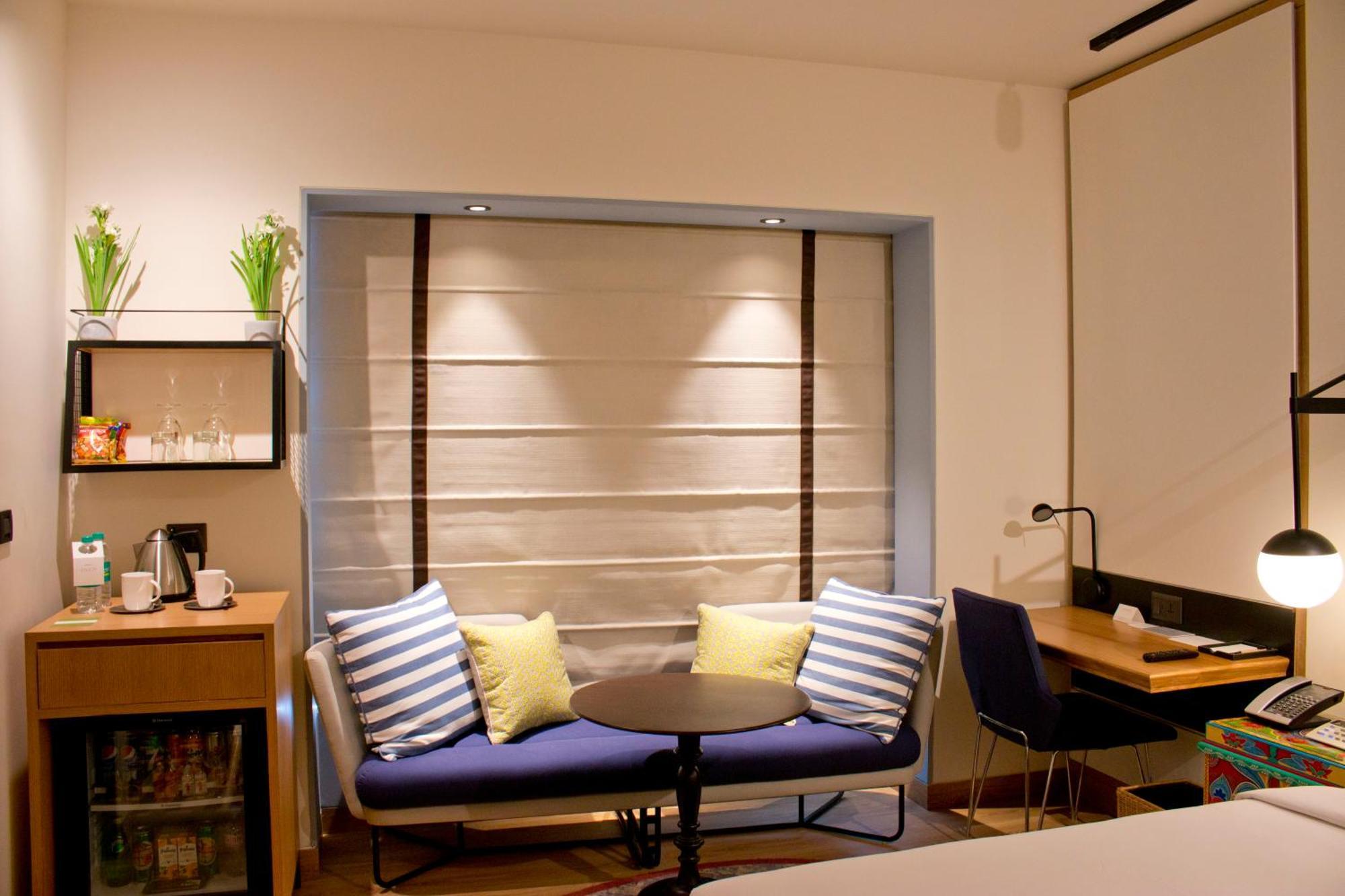 Hyatt Centric Mg Road Бангалор Екстериор снимка A Roman blind