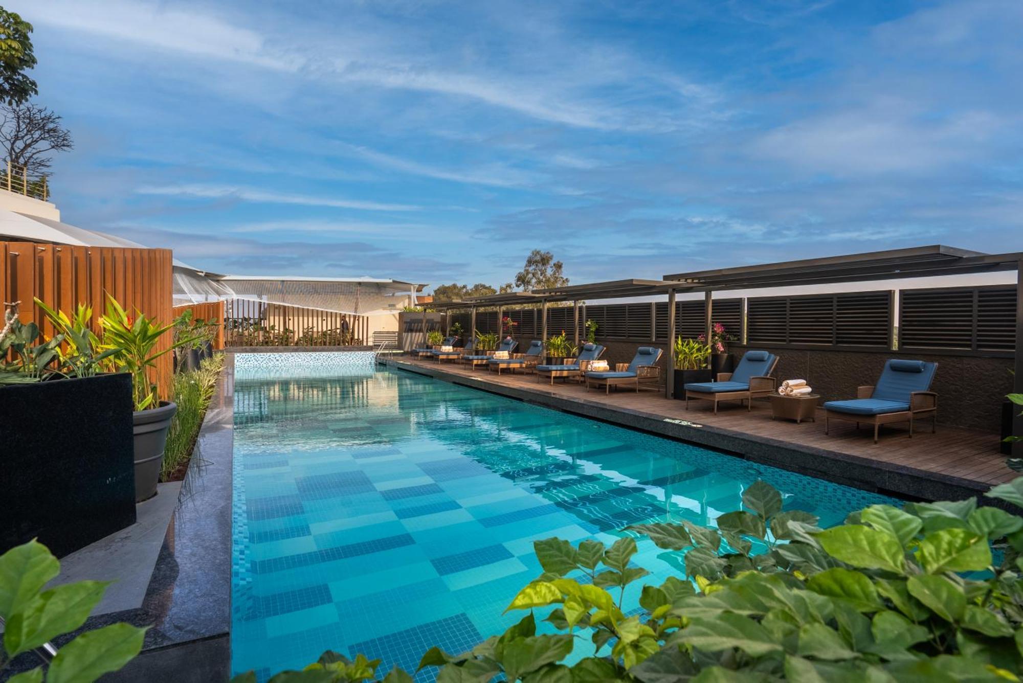 Hyatt Centric Mg Road Бангалор Екстериор снимка The rooftop pool at the hotel