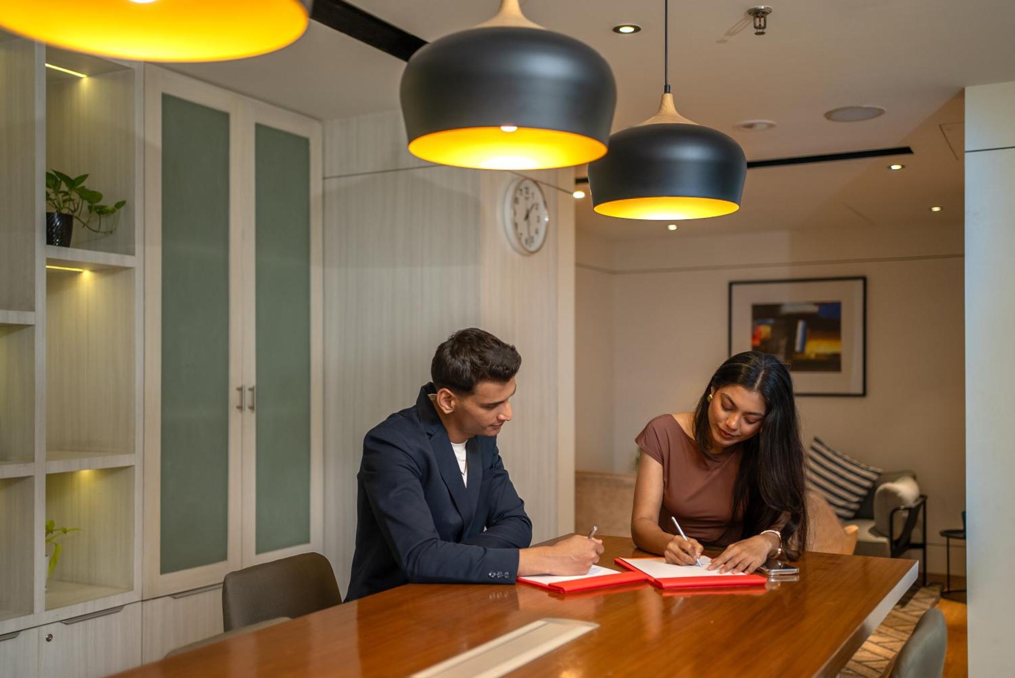 Hyatt Centric Mg Road Бангалор Екстериор снимка A meeting in progress at the office of a law firm in India