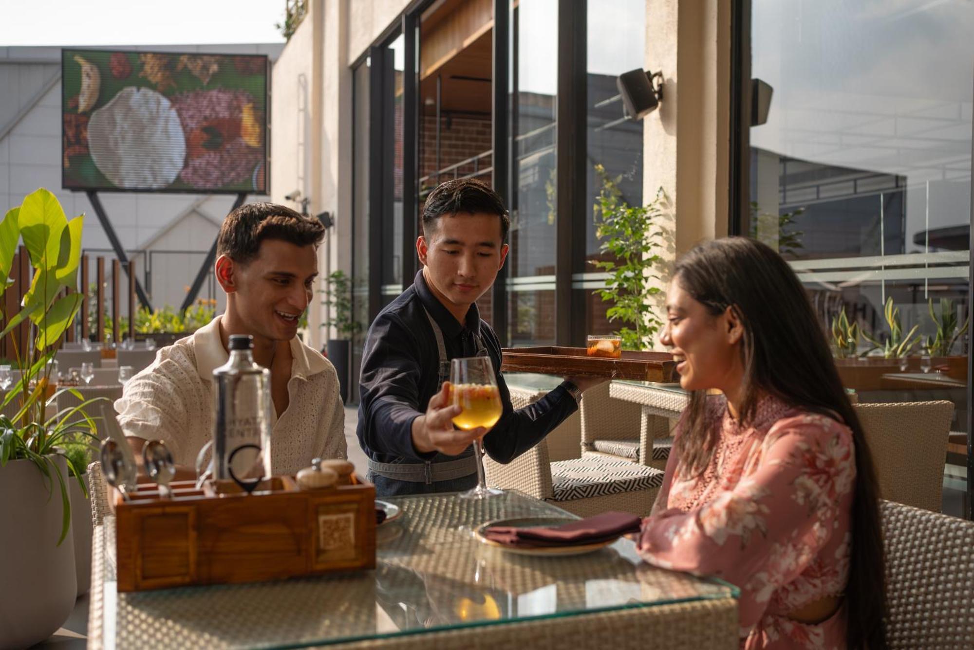 Hyatt Centric Mg Road Бангалор Екстериор снимка A waiter serving beer
